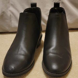 Women's Size 8 Black Faux Leather Pull On Booties